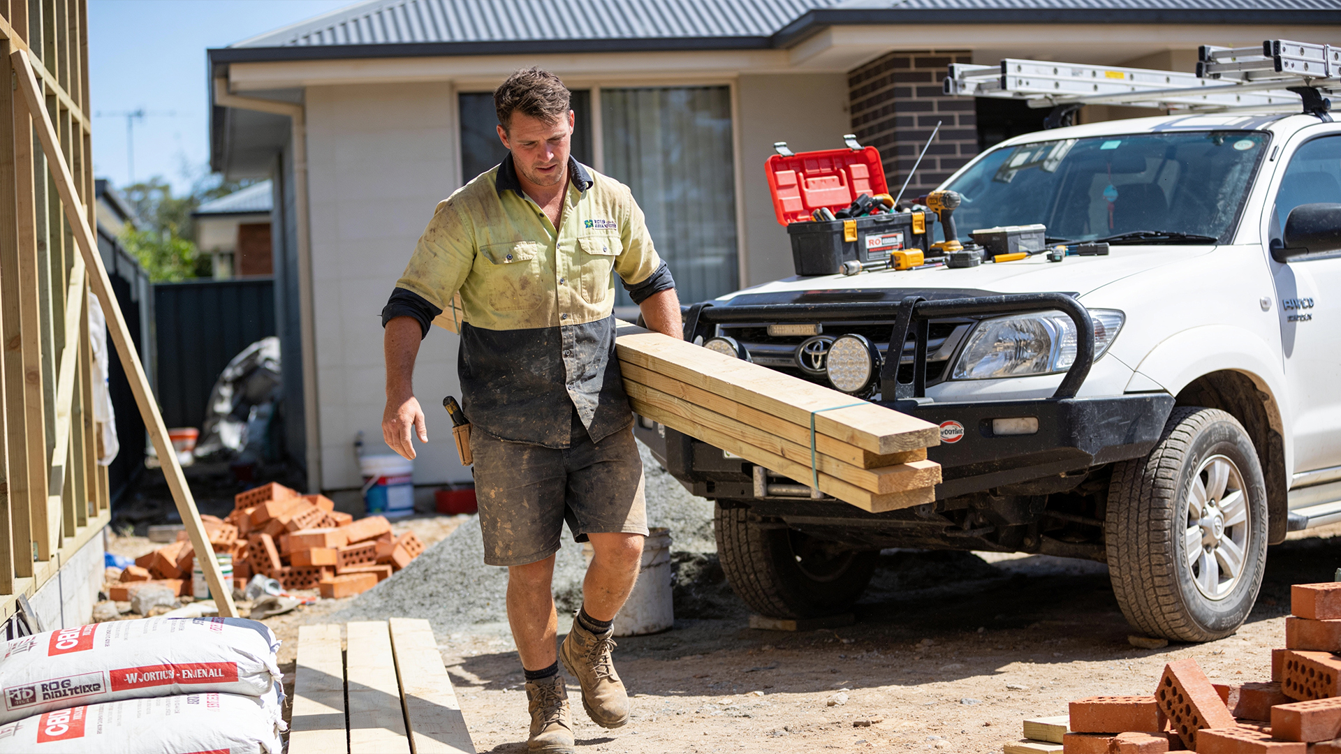 Cash Flow Gaps Between Invoices: Why Trades Get Squeezed